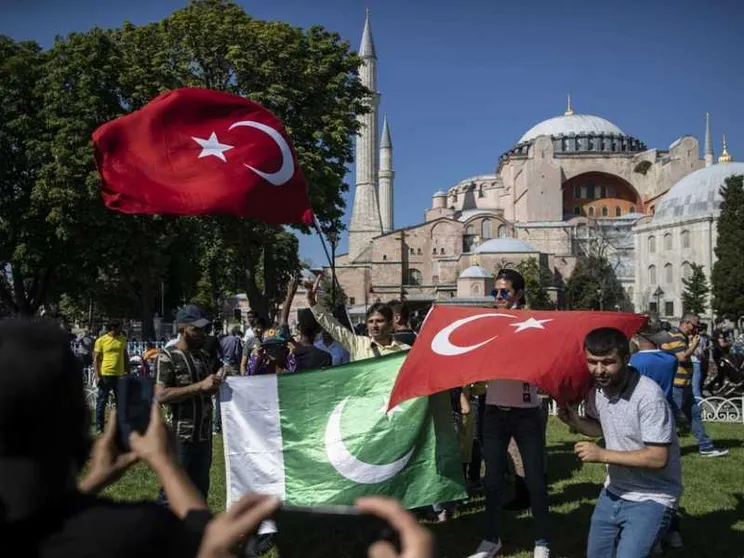 Divide Santa Sofia riconvertita in moschea. Le reazioni del mondo