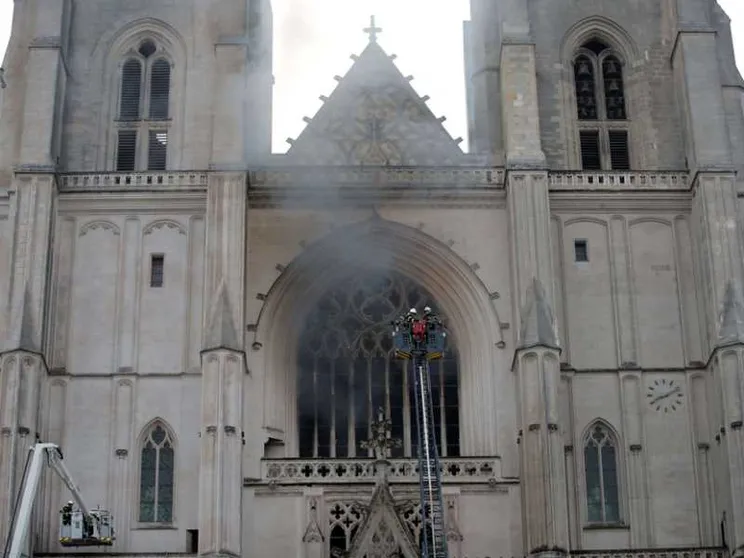 In fiamme la cattedrale di Nantes: si indaga per incendio doloso