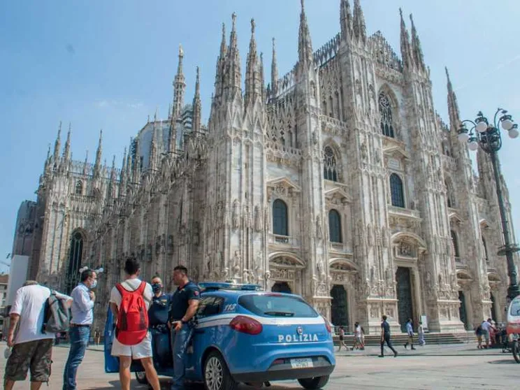 Entra in Duomo con un coltello e prende in ostaggio un vigilante (Video)