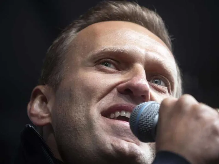 Navalny trasferito in Germania. Il giallo del veleno