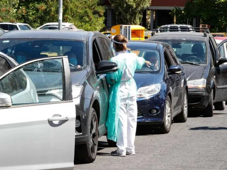 Tutti in coda al drive in per il tampone