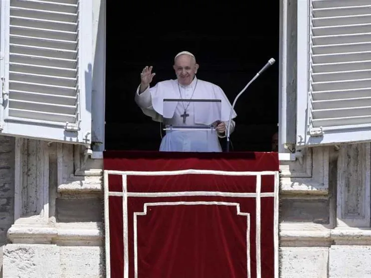 Papa: "La croce è segno dell'Amore di Dio, non diventi un ornamento"