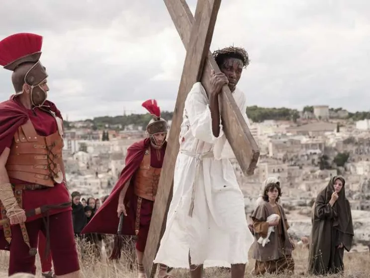 Cinema, il regista Rau: «La Passione con i migranti»