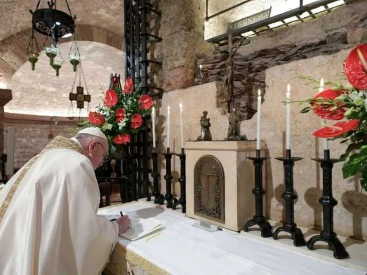 Sulla tomba di san Francesco il Papa firma “Fratelli tutti”