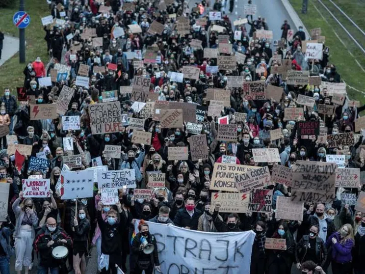 Proteste sull'aborto in Polonia, attaccate anche le chiese. Pronto l'esercito