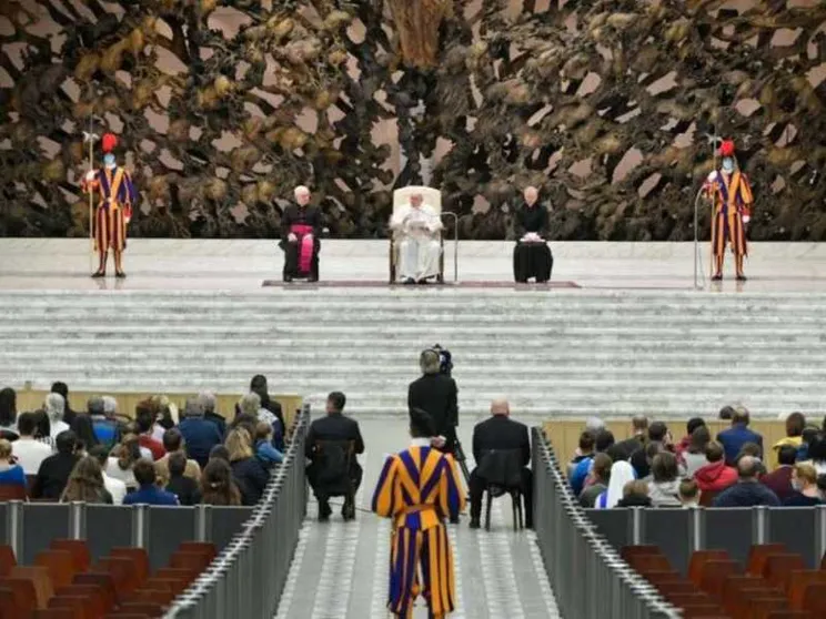 Il Papa: ogni volta che preghiamo, Gesù prega con noi e per noi