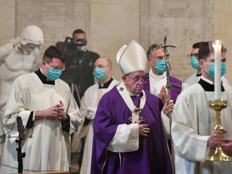 Il Papa: guardare i cimiteri e guardare in alto, con la forza della speranza