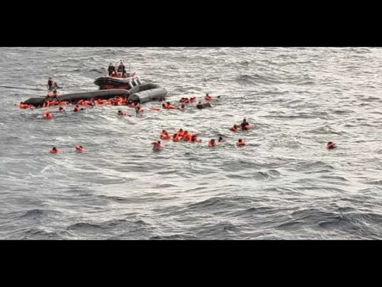 Il salvataggio di Open Arms, 100 in mare. Almeno 6 i morti, anche un neonato