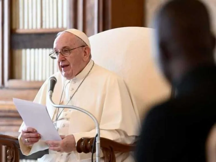 Il Papa: la preghiera calma l’inquietudine e apre il cuore a Dio