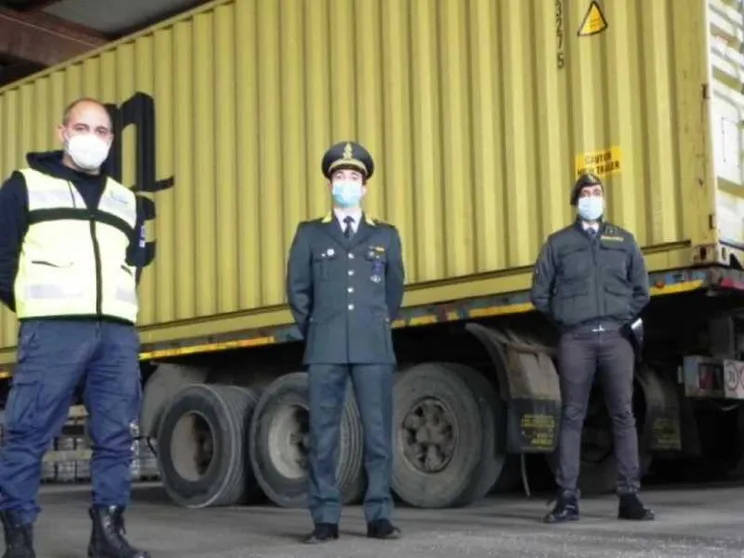 Sequestrate 24 tonnellate di abiti usati. «È traffico illecito di rifiuti»