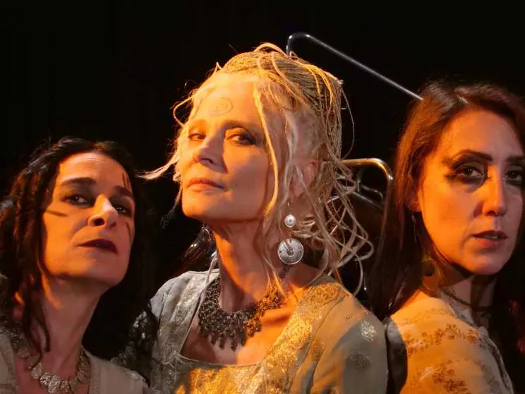 Isabel Russinova: il mio impegno a teatro contro la violenza sulle donne
