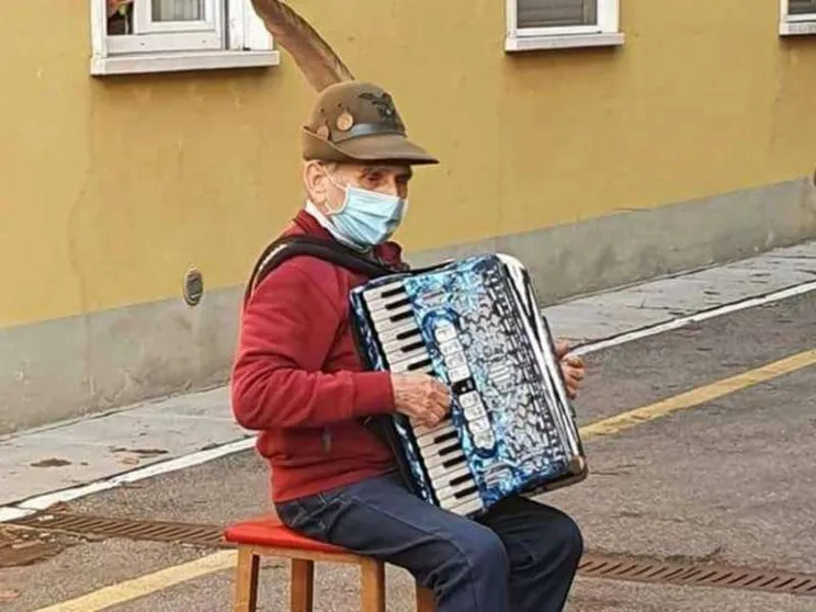 La moglie dell'alpino è morta. Per lei la serenata nel cortile dell'ospedale