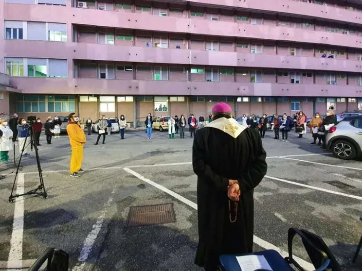 Il Rosario con l'arcivescovo davanti al reparto Covid
