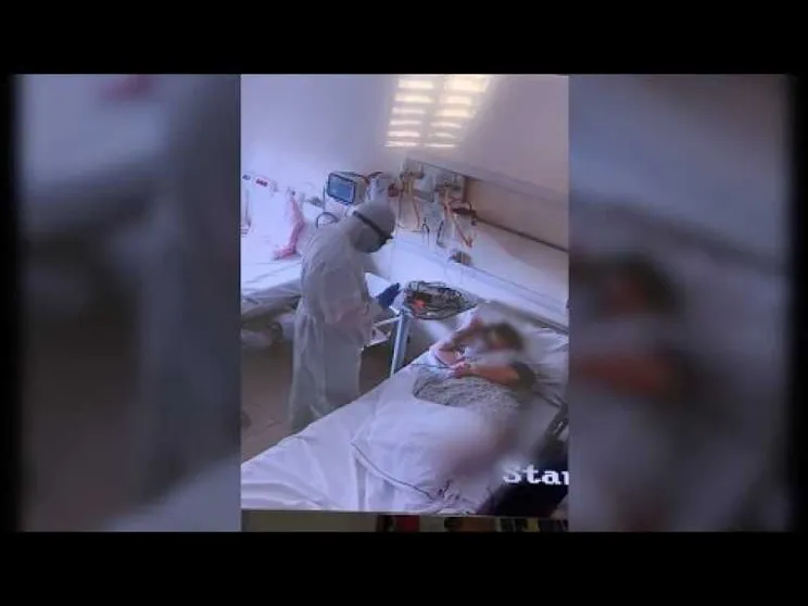 Medico specializzando impara la lingua dei segni per aiutare sorda
