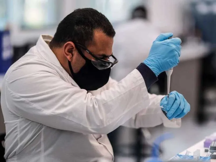 Londra approva il vaccino di Pfizer-BioNTech. I dubbi dell'Agenzia Ue