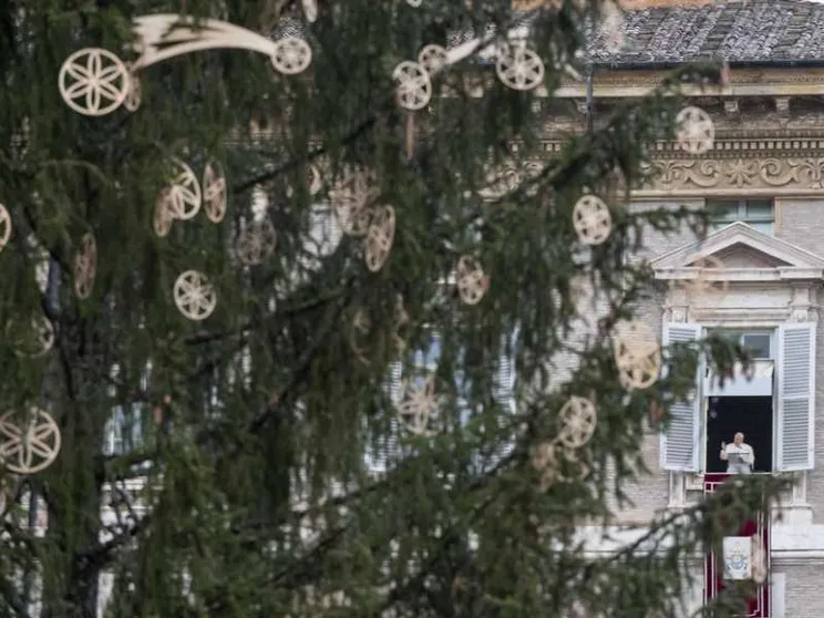 Il Papa: presepe e albero di Natale, segni di speranza in tempi difficili