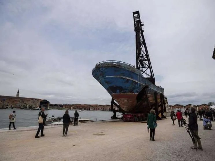 La barca dei 700 morti abbandonata in Biennale. Una proposta per salvarla
