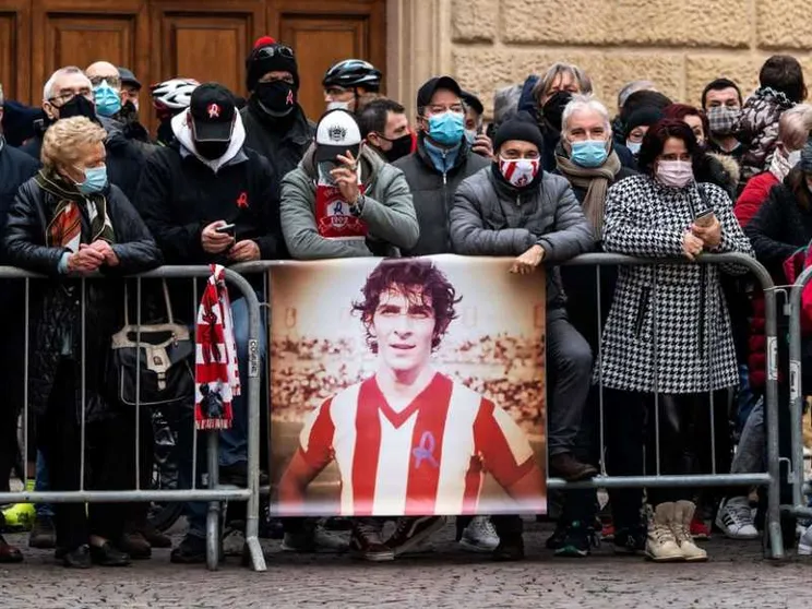 Il funerale di Paolo Rossi. "Ora giocherai nella nazionale del cielo"