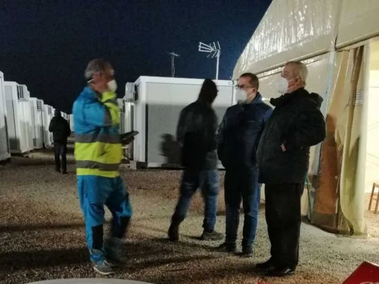 Nel "gran ghetto" arriva il vescovo: «Non lasciamo soli i braccianti»