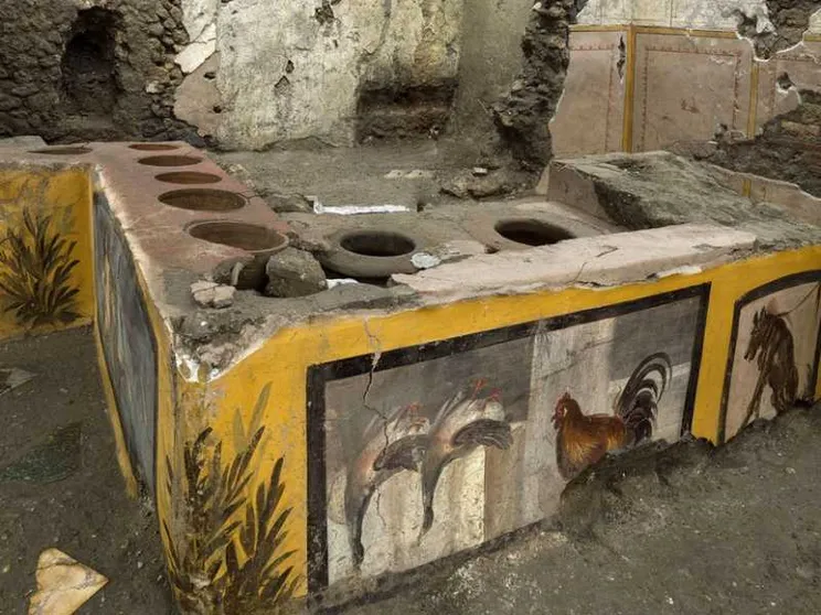 Pompei: scoperto intatto un termopolio, il fast food degli antichi romani