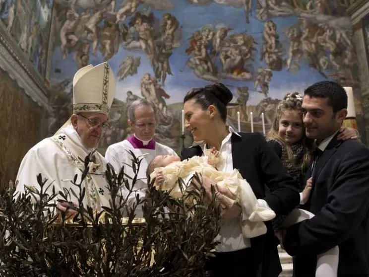 Il Papa celebra la Messa dell'Epifania. Niente Battesimi domenica 10