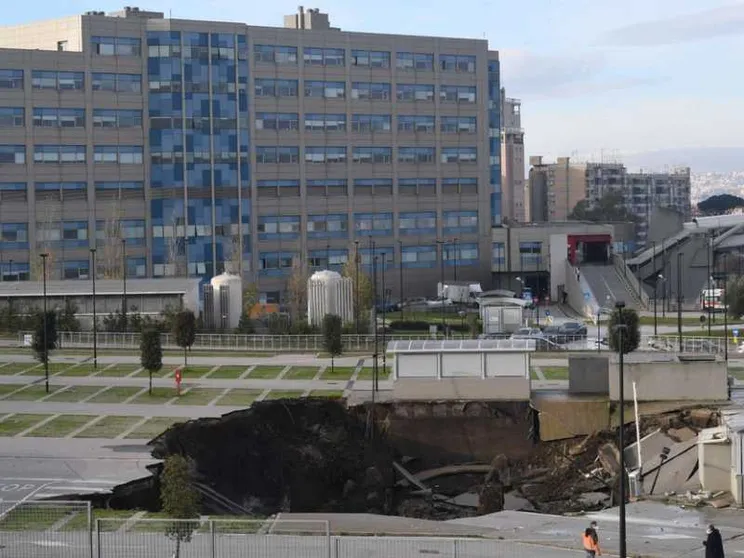 Enorme voragine all'Ospedale del mare: evacuato il Covid center