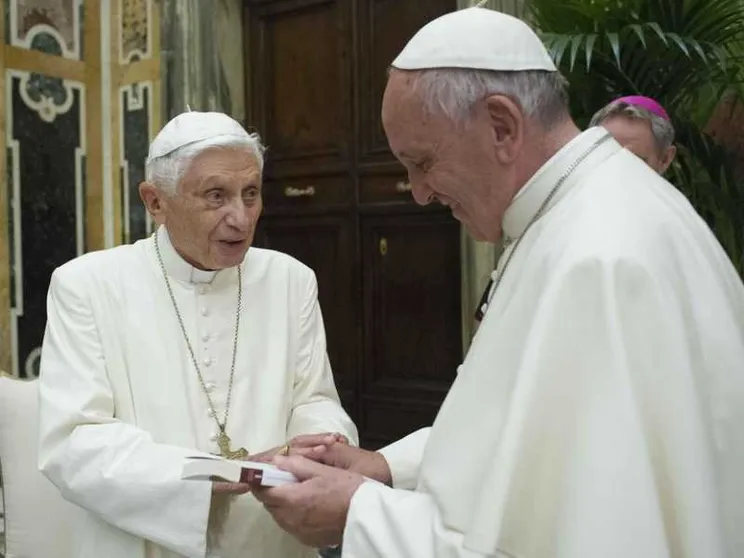 Partite le vaccinazioni in Vaticano. «Anche Ratzinger la farà»