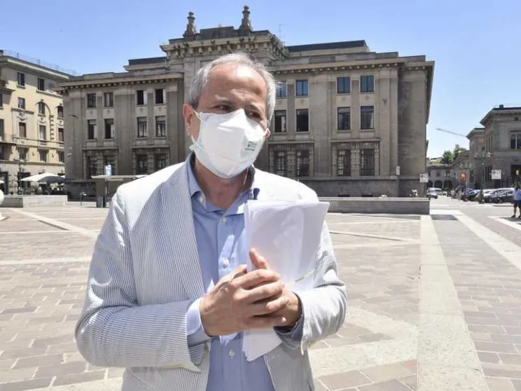 Crisanti: bisogna correre o il virus giocherà d'anticipo