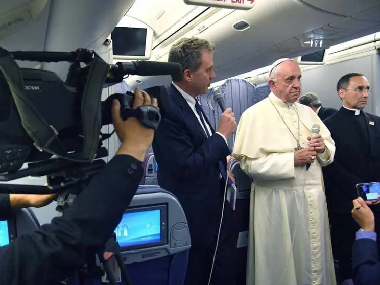 Il Papa: giornalisti, consumate la suola delle scarpe