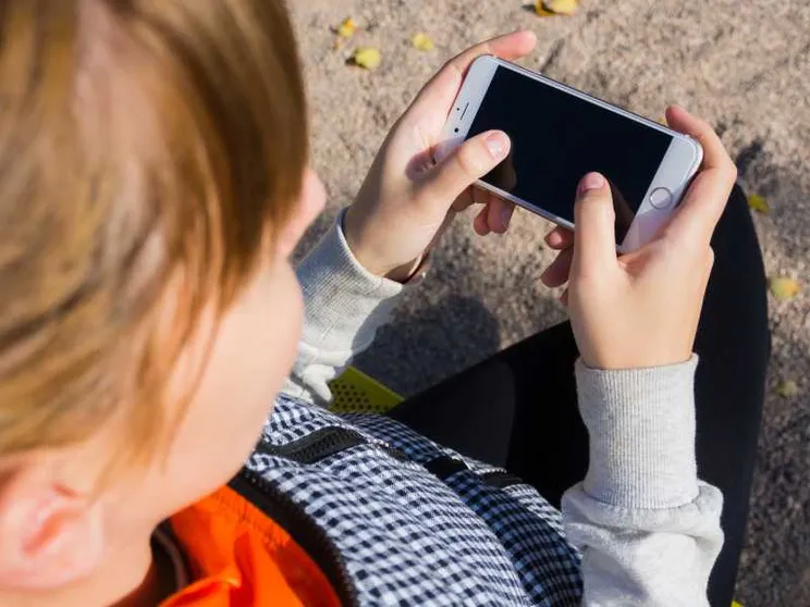 Perché ai bambini sotto i 12 anni non andrebbe dato uno smartphone