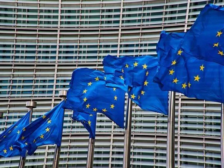 Bruxelles: AstraZeneca fornisca tutte le dosi. Nuove regole per i viaggi