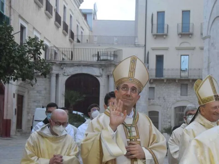 «È tempo della condivisione»: l'ingresso del nuovo arcivescovo Satriano