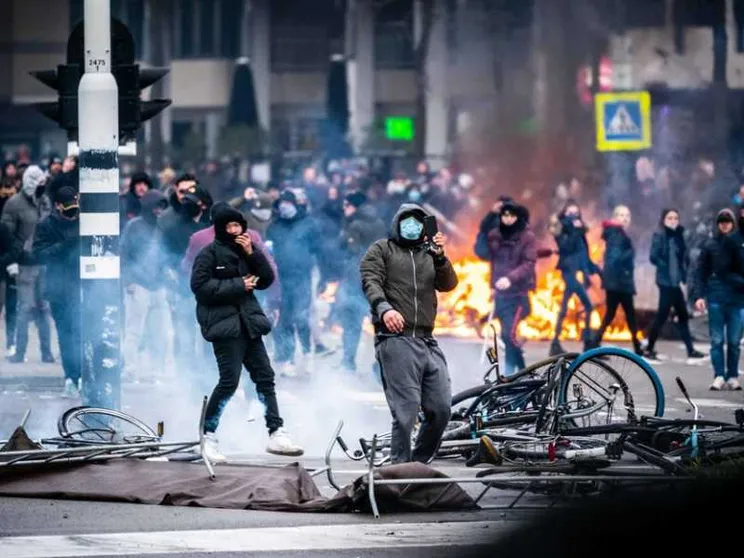 Olanda, quarta notte di proteste contro il coprifuoco: 180 arresti