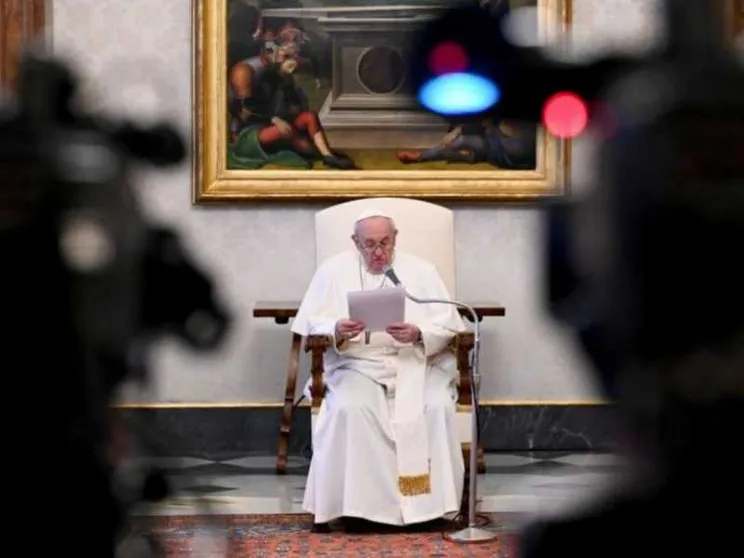 Il Papa: "Con la liturgia preghi con Cristo accanto a te"