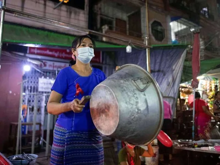 Myanmar, si sveglia la protesta: pentole e palloncini rossi contro i generali