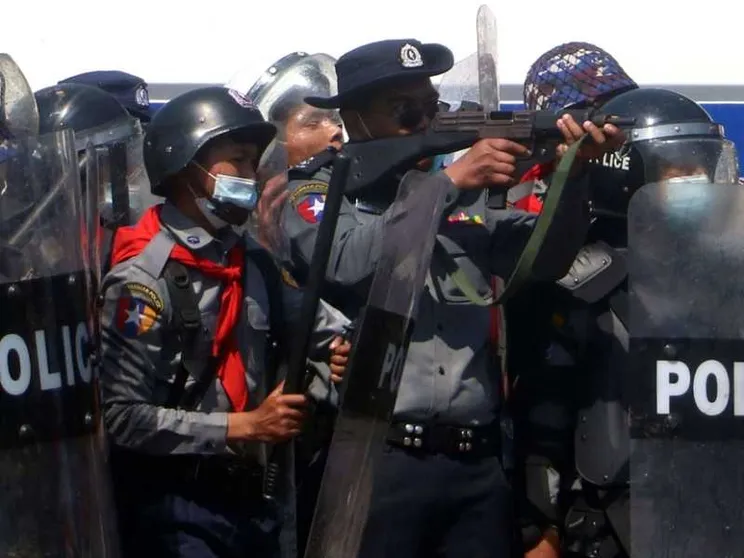 Idranti e proiettili di gomme contro i manifestanti, muore studentessa