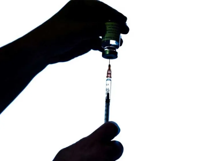 10.630 nuovi casi e 422 decessi. Lombardia, è polemica sul piano vaccini