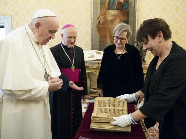 Sidra, il libro sacro salvato dal Daesh, portato a papa Francesco