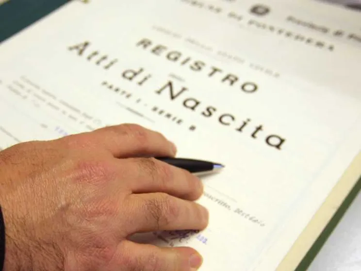 «Cognome del padre, retaggio patriarcale: basta disparità»