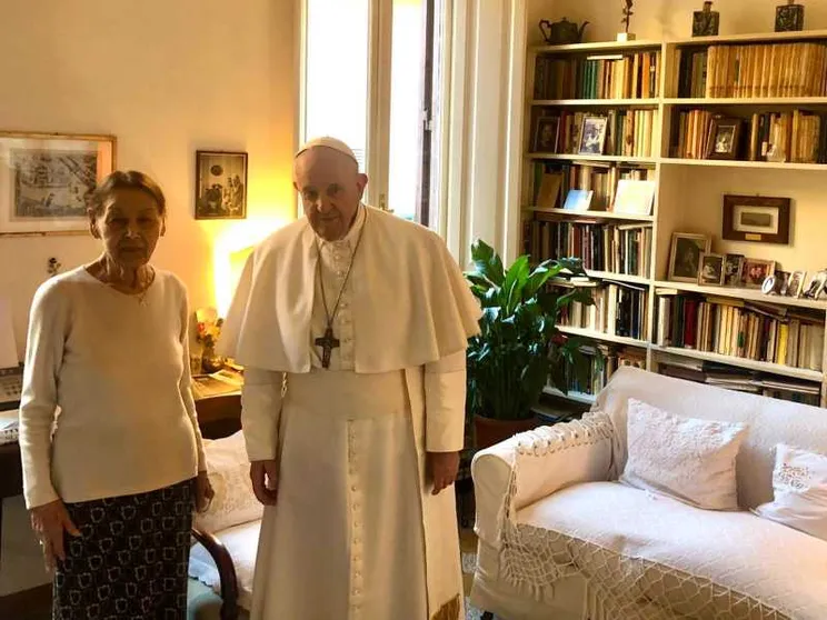 Papa Francesco a sorpresa visita la poetessa Bruck, sopravvissuta alla Shoah