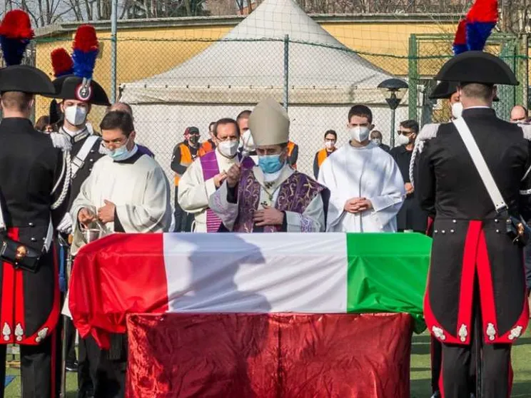 Monsignor Delpini: «E Dio dirà: non piangere più, Luca» / L'omelia