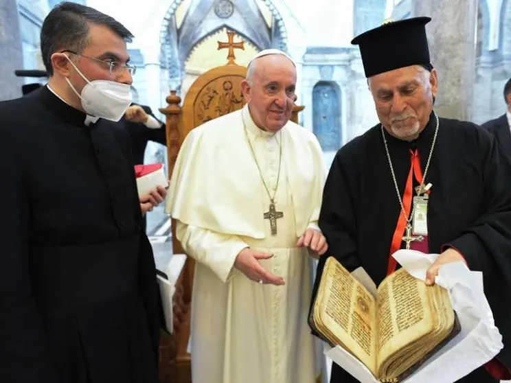 Il Papa riporta a Qaraqosh il libro sacro salvato dall'odio del Daesh