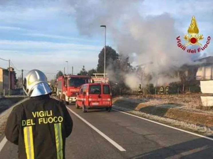 Badante salva i 2 anziani e muore nell'incendio