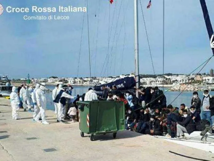 La barca a vela dei 112 migranti. Ma è "giallo" sulla nave madre