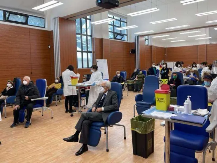 Mattarella vaccinato. Johnson&Johnson alla Ue: dubbi sulle dosi, poi rassicura