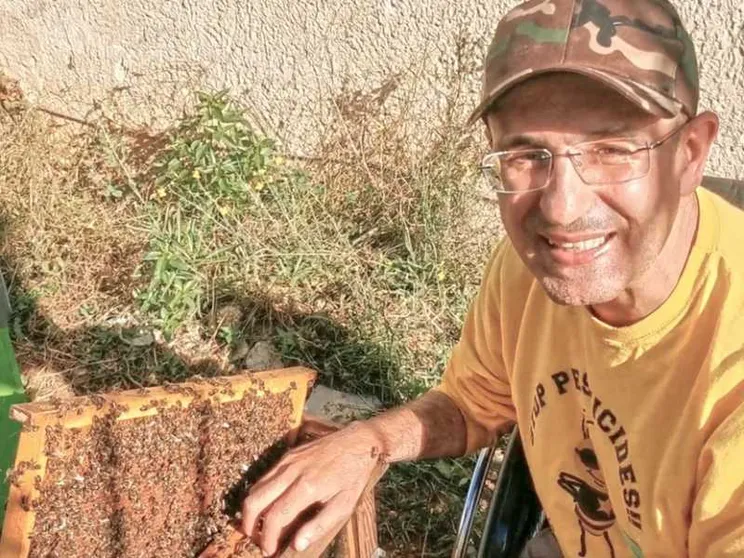 Andrea in sedia a rotelle tra le api per aprire gli alveari ai disabili