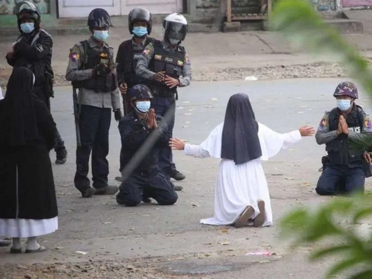 Il Papa: mi inginocchio sulle strade del Myanmar e dico cessi la violenza