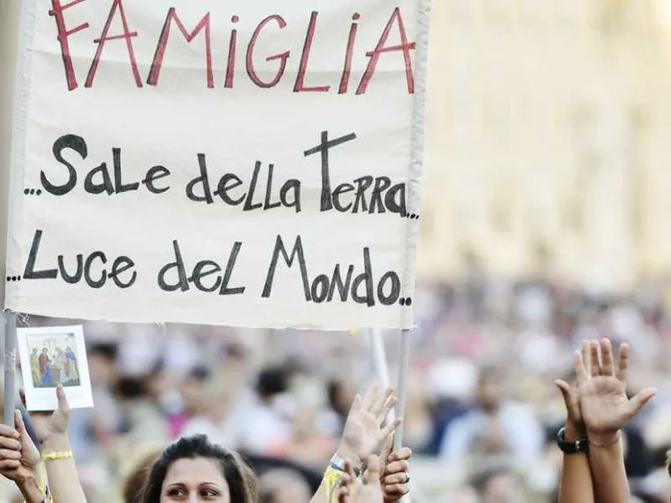 Il Papa: proteggiamo la famiglia da ciò che ne compromette la bellezza