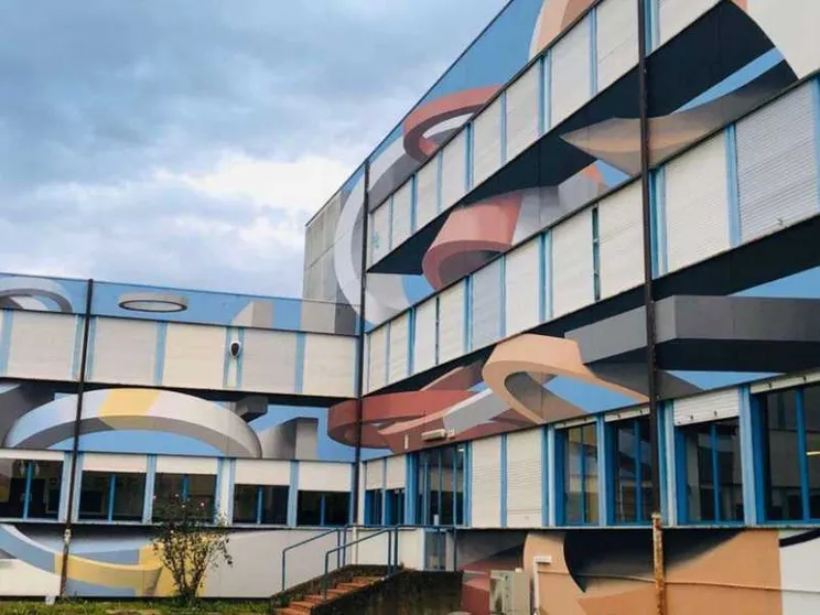 Performer a luci rosse in cattedra al liceo, genitori in rivolta