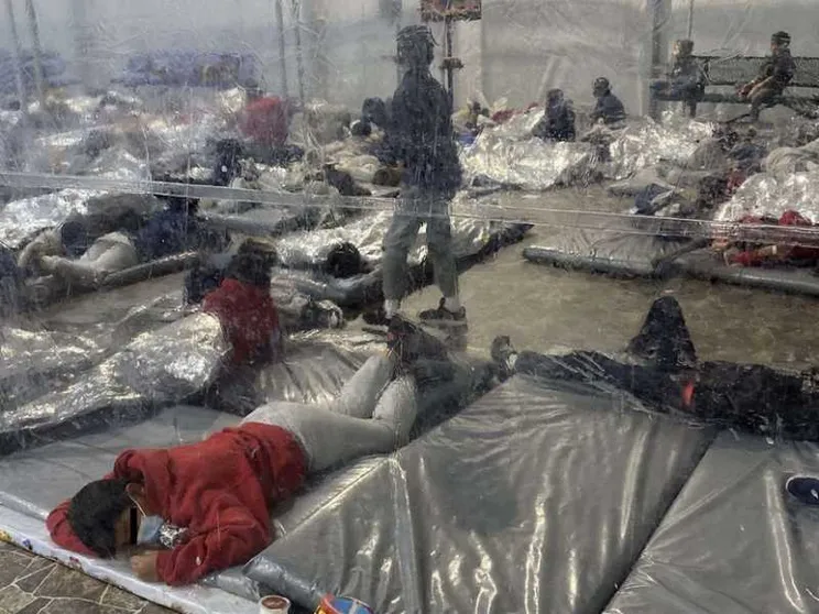 Foto-choc dei migranti: crisi di confine per Biden